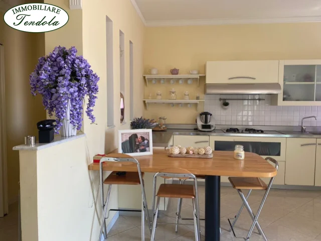 Appartamenti in Vendita - Luminoso appartamento con terrazzo vivibile