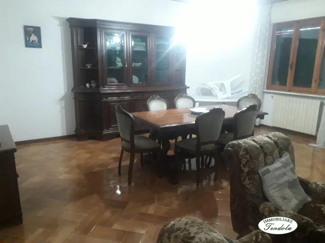 Appartamenti in Vendita - Semindipendente con corte ,cantina ,e bilocale