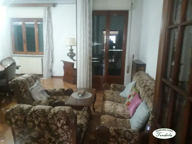 Appartamenti in Vendita - Semindipendente con corte ,cantina ,e bilocale