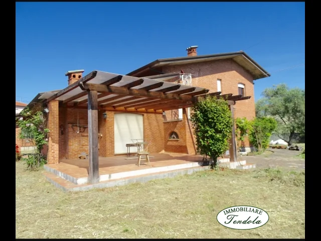 Appartamenti in Vendita - Villa indipendente con parco