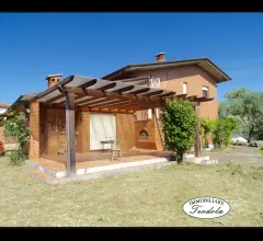 Appartamenti in Vendita - Villa indipendente con parco