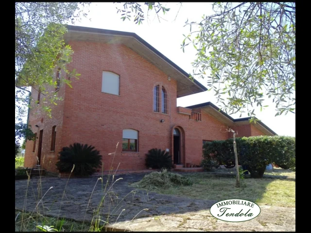 Appartamenti in Vendita - Villa indipendente con parco