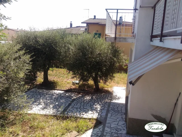 Appartamenti in Vendita - Bifamiliare con giardino ideale per due nuclei familiari
