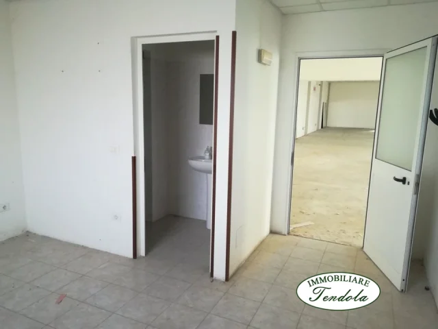 Appartamenti in Vendita - Capannone con diverse destinazioni
