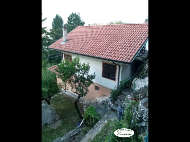 Casa indipendente con terreno a piane alta collina di massa
