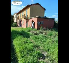Appartamenti in Vendita - Casa colonica  con terreno  sarzana