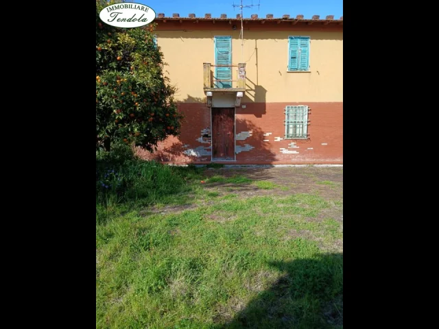Appartamenti in Vendita - Casa colonica  con terreno  sarzana