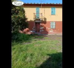 Appartamenti in Vendita - Casa colonica  con terreno  sarzana