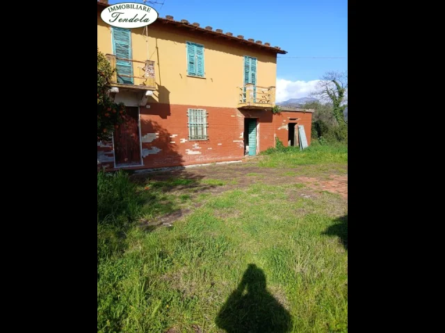 Appartamenti in Vendita - Casa colonica  con terreno  sarzana