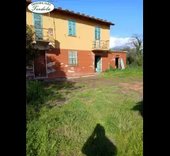 Appartamenti in Vendita - Casa colonica  con terreno  sarzana