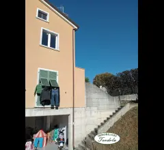 Appartamenti in Vendita - Appartamento semindip. con garage e terreno 700 mq