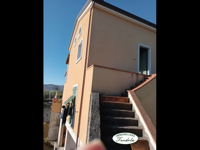 Appartamenti in Vendita - Appartamento semindip. con garage e terreno 700 mq