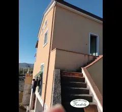 Appartamenti in Vendita - Appartamento semindip. con garage e terreno 700 mq