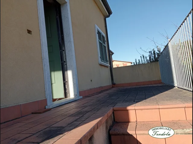 Appartamenti in Vendita - Appartamento semindip. con garage e terreno 700 mq