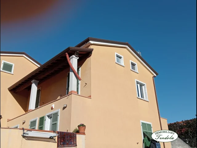 Appartamenti in Vendita - Appartamento semindip. con garage e terreno 700 mq