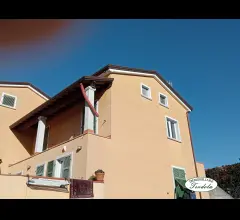 Appartamenti in Vendita - Appartamento semindip. con garage e terreno 700 mq