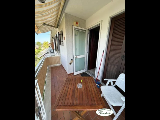 Appartamenti in Vendita - Piano primo con mansarda e terrazzo a tasca vicino al mare