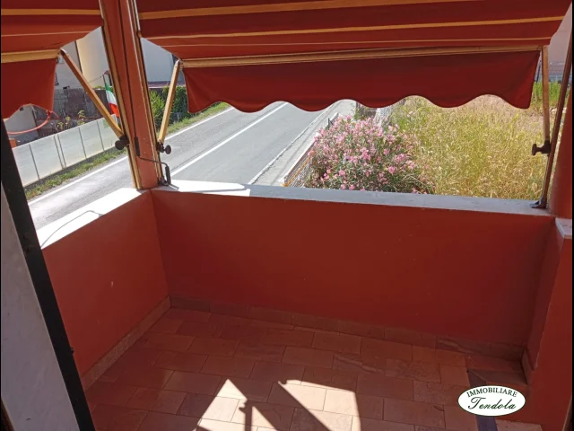 Semindipendente con cantina e posto auto sarzana