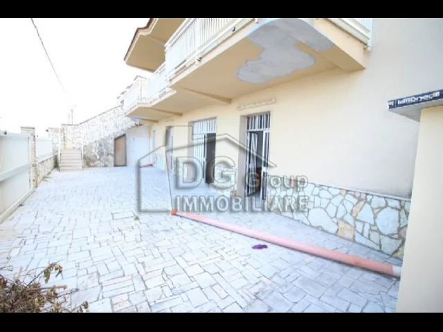 Appartamenti in Vendita - Ottima villa con vista mozzafiato sul mare