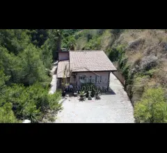 Villa immersa nel verde in montagna