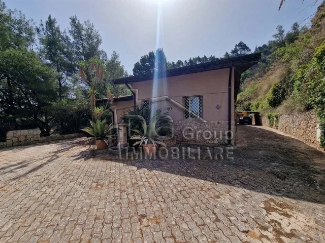 Appartamenti in Vendita - Villa immersa nel verde in montagna