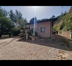 Appartamenti in Vendita - Villa immersa nel verde in montagna