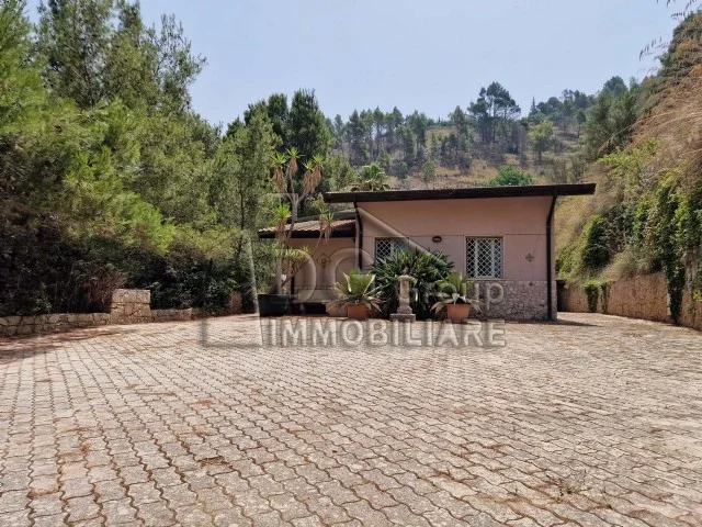 Appartamenti in Vendita - Villa immersa nel verde in montagna