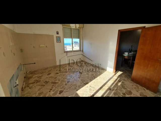 Appartamenti in Vendita - Appartamento al quarto piano con ascensore
