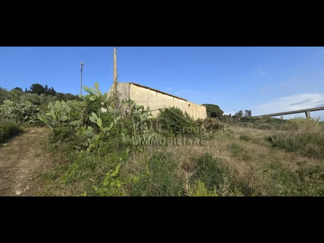 Appartamenti in Vendita - Rudere con terreno a 1,5 km dal mare