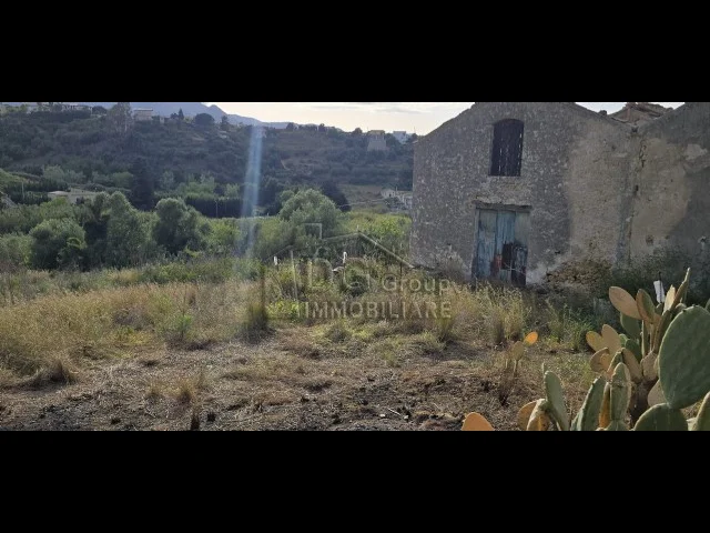 Appartamenti in Vendita - Rudere con terreno a 1,5 km dal mare
