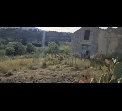 Appartamenti in Vendita - Rudere con terreno a 1,5 km dal mare