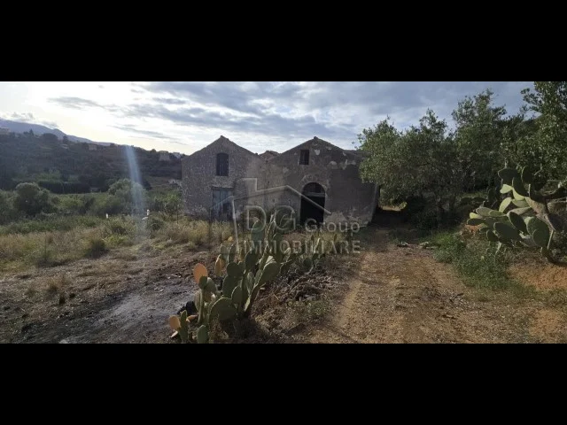 Appartamenti in Vendita - Rudere con terreno a 1,5 km dal mare