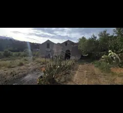 Appartamenti in Vendita - Rudere con terreno a 1,5 km dal mare