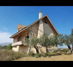 Appartamenti in Vendita - Villa con terreno con vista panoramica, vicino la statale