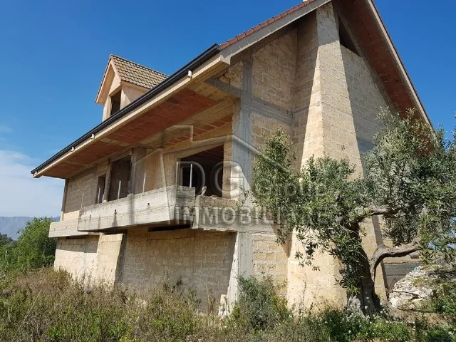 Appartamenti in Vendita - Villa con terreno con vista panoramica, vicino la statale