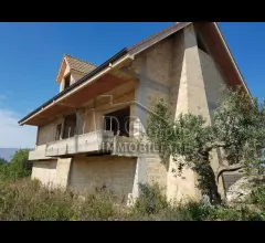 Appartamenti in Vendita - Villa con terreno con vista panoramica, vicino la statale