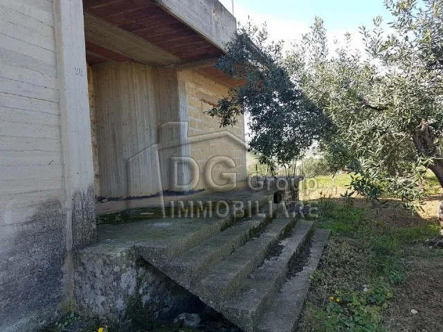 Appartamenti in Vendita - Villa con terreno con vista panoramica, vicino la statale