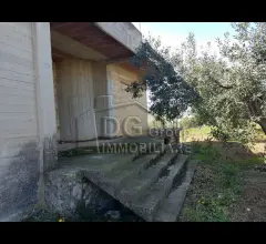 Appartamenti in Vendita - Villa con terreno con vista panoramica, vicino la statale