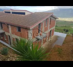 Villa bifamigliare grezza