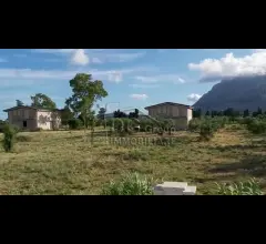 Appartamenti in Vendita - Strutture con terreno