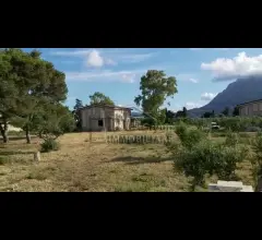Appartamenti in Vendita - Strutture con terreno
