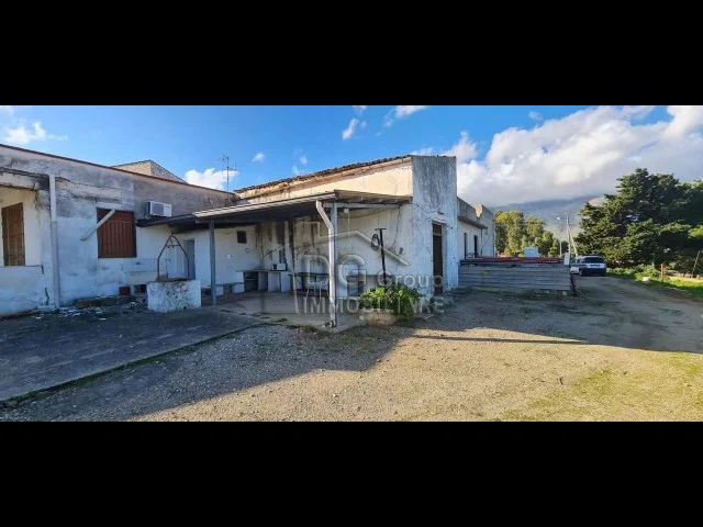 Appartamenti in Vendita - Immobile da ristrutturare o demolire con vista mare