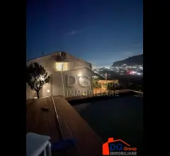 Villa  a grotticelli con vista incantevole