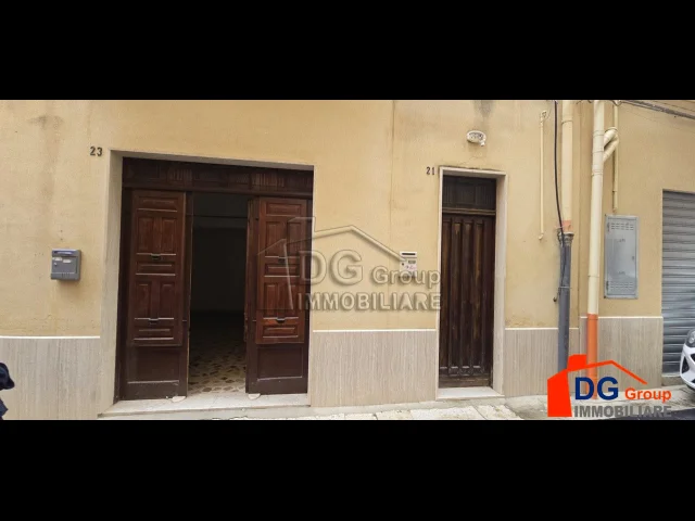 Appartamenti in Vendita - Indipendente su tre livelli in via vito milana