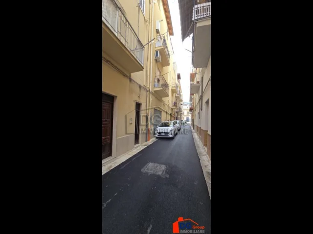 Appartamenti in Vendita - Indipendente su tre livelli in via vito milana