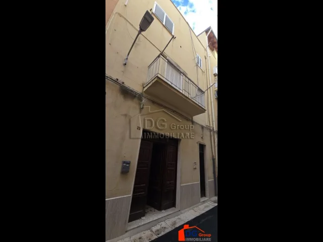 Appartamenti in Vendita - Indipendente su tre livelli in via vito milana