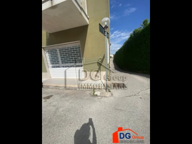 Locale di 150 mq in via maria riposo