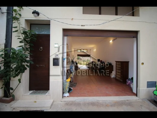 Appartamenti in Vendita - Rifinitissima casa indipendente con doppia esposizione