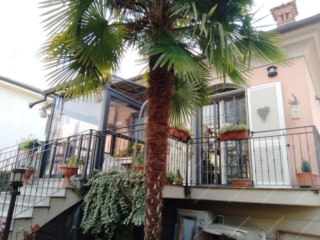 Appartamenti in Vendita - Villa indipendente con giardino