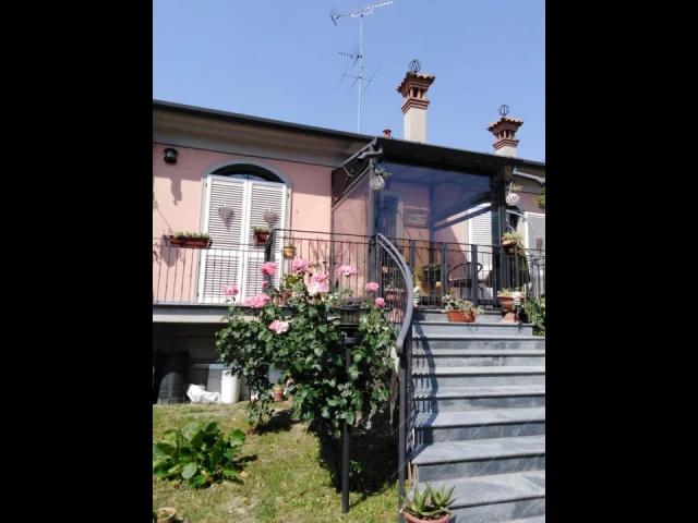 Appartamenti in Vendita - Villa indipendente con giardino